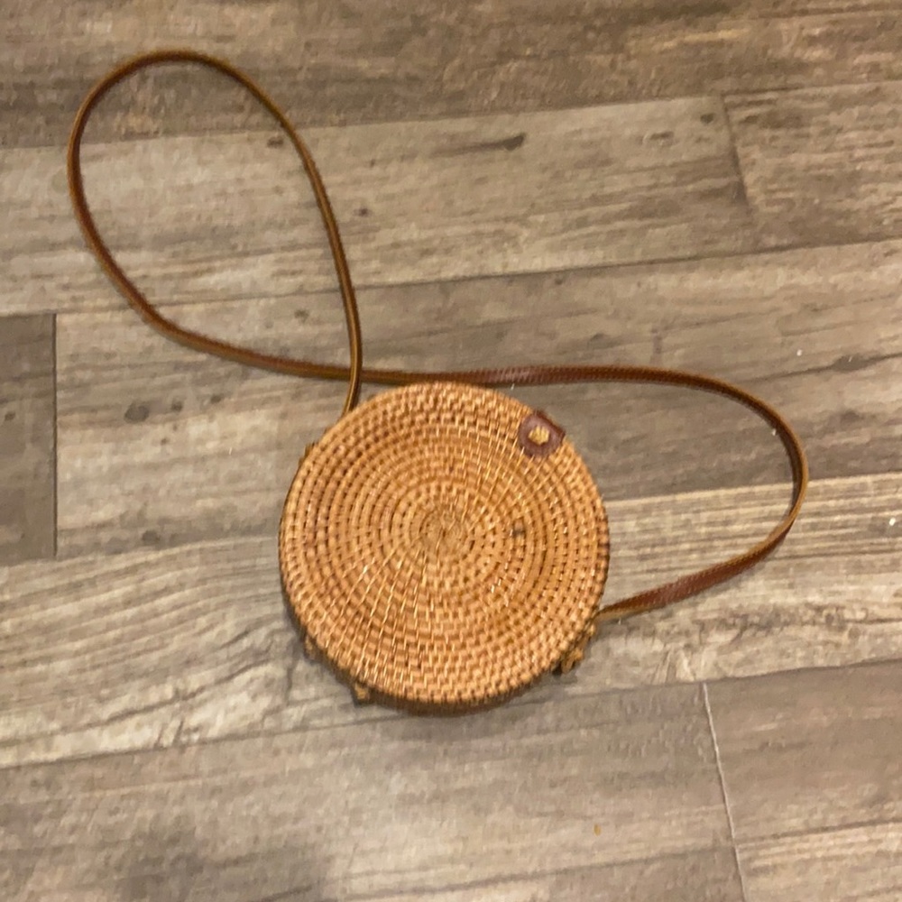 Round weaved crossbody
